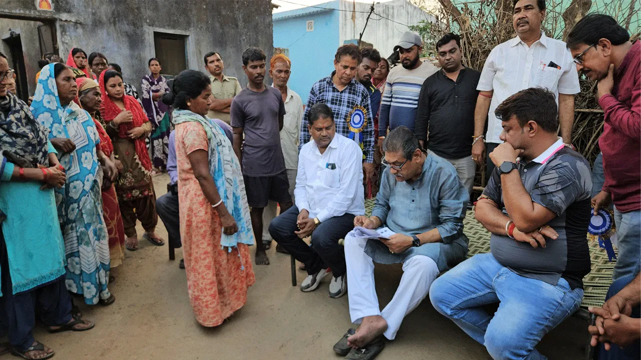 ভুতুড়ে ভোটার খোঁজে বাড়ি বাড়ি ঘুরলেন বিধায়ক