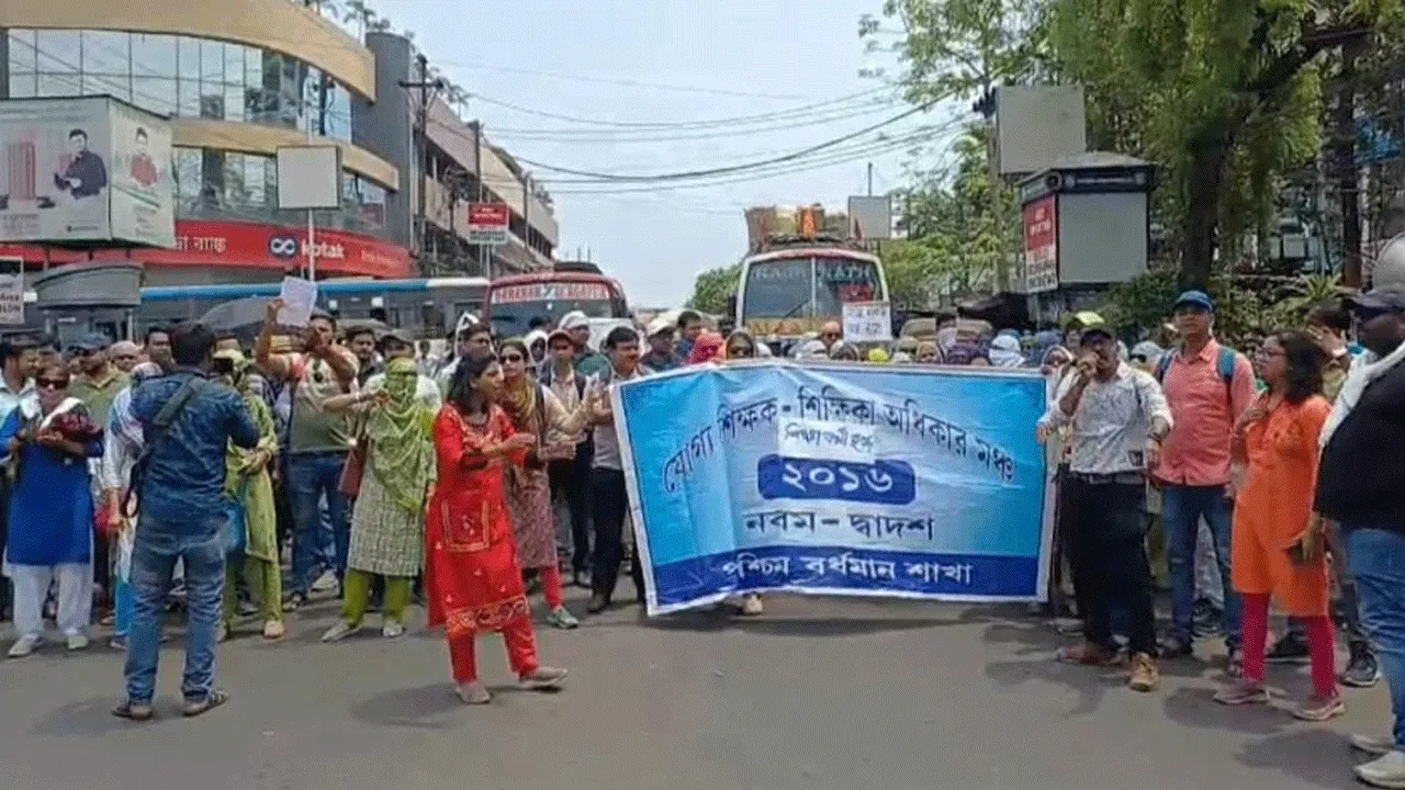 আসানসোলে ডিআই অফিসে তালা ঝুলিয়ে, পথ অবরোধ করে বিক্ষোভ চাকরিহারাদের