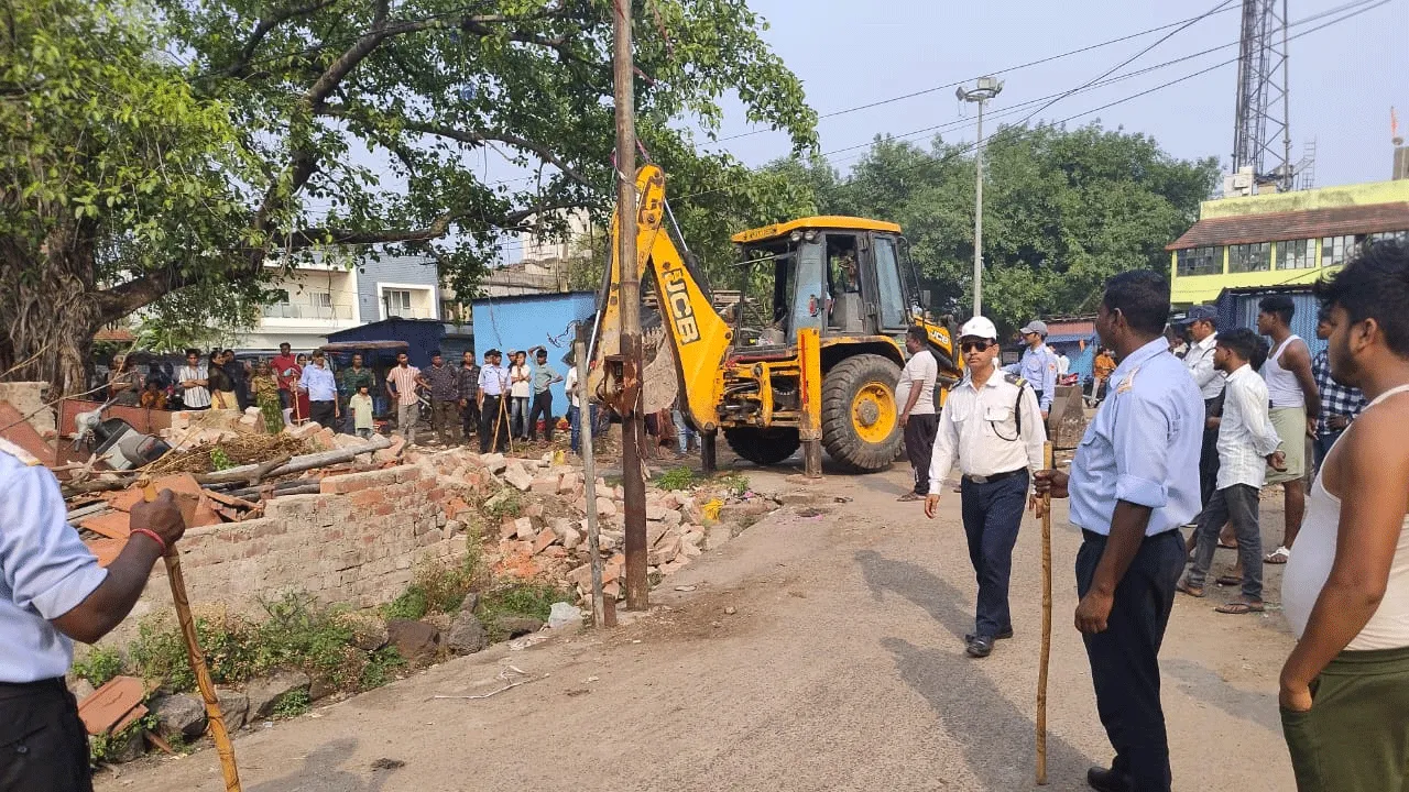 বার্নপুরে অবৈধ দখলদার উচ্ছেদ অভিযান ইস্কোর