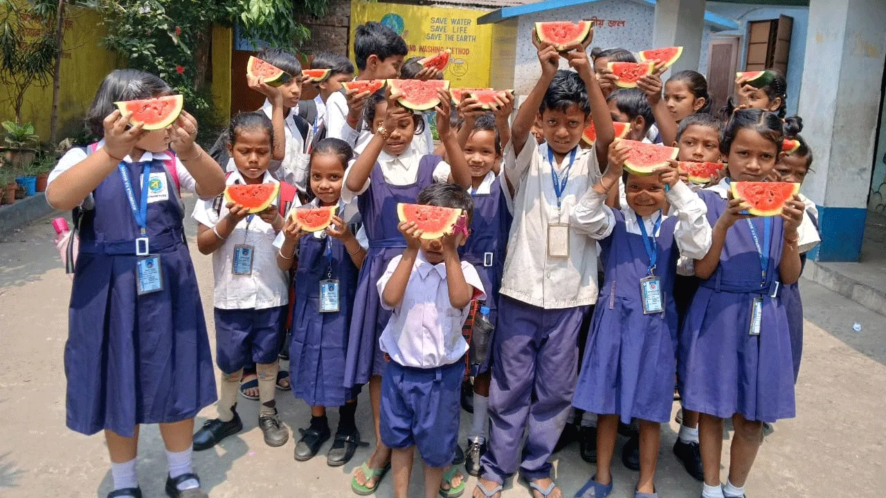হাঁসফাঁস গরমে মিড ডে মিলে তরমুজ বিতরণ