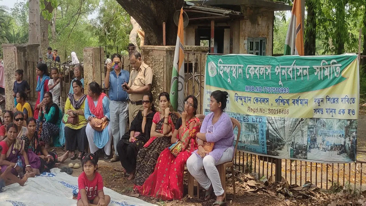 একাধিক দাবিতে বন্ধ হিন্দুস্তান কেবলসের গেটের সামনে বিক্ষোভ