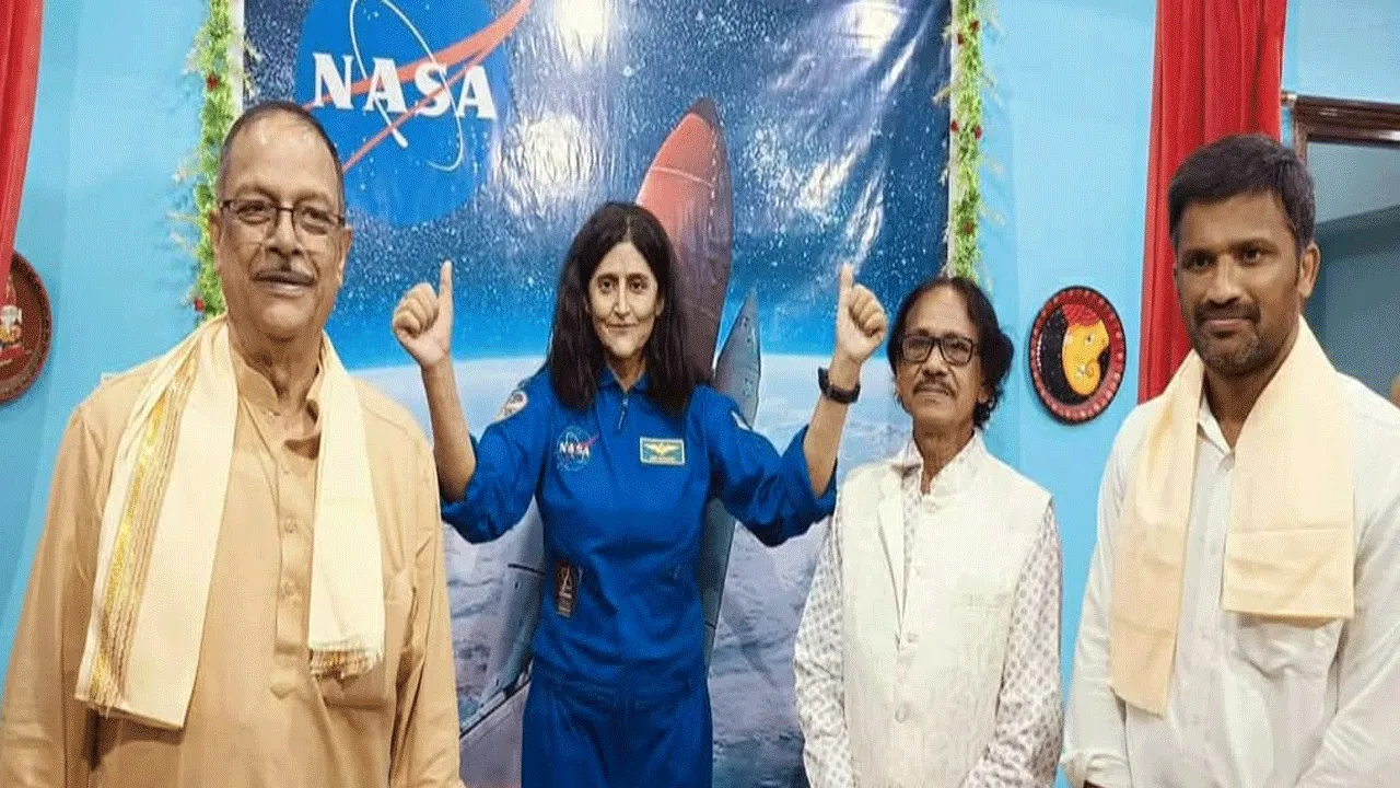 আসানসোলে মহাকাশচারী সুনীতা উইলিয়ামের মোমের মূর্তির উন্মোচন