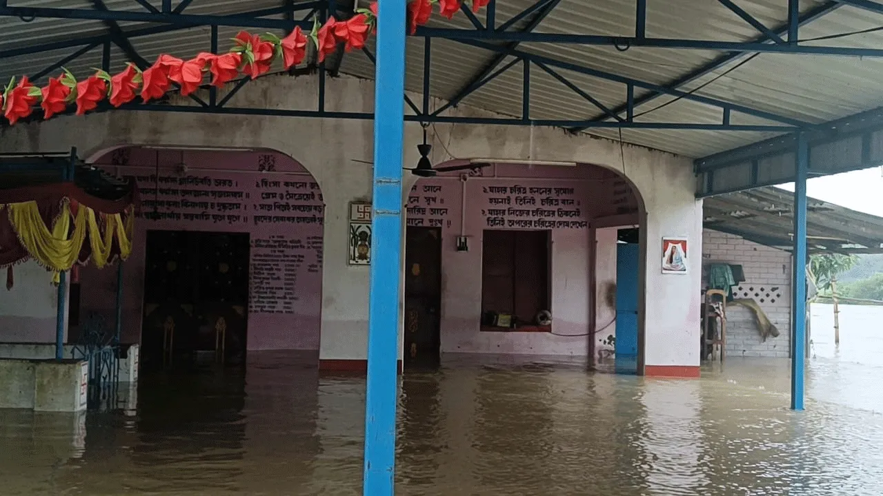 প্লাবিত মা ভৈরবীর মন্দির, জলের তলায় মন্দিরের দেব দেবী
