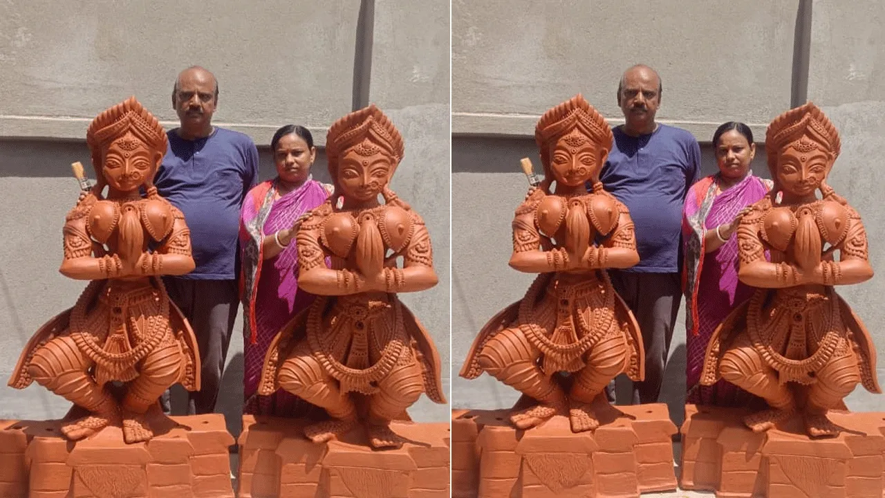 পোড়ামাটির তৈরি ‘সাদর অভ্যর্থনা’ মূর্তি সাড়া ফেলেছে শিল্প মহলে
