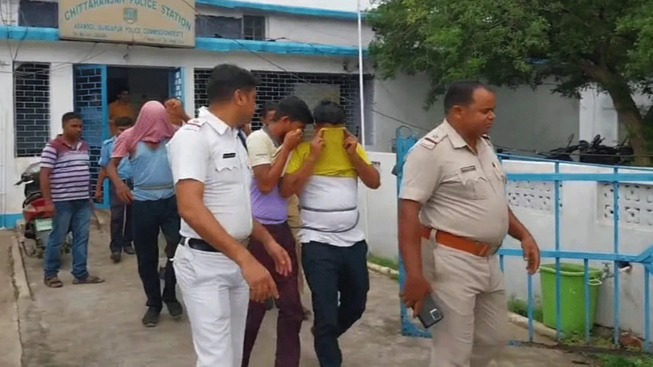 সিভিক ভলান্টিয়ার পরিচয়ে তরুণী ও তাঁর সঙ্গীকে নিগৃহ, ধৃত ৪
