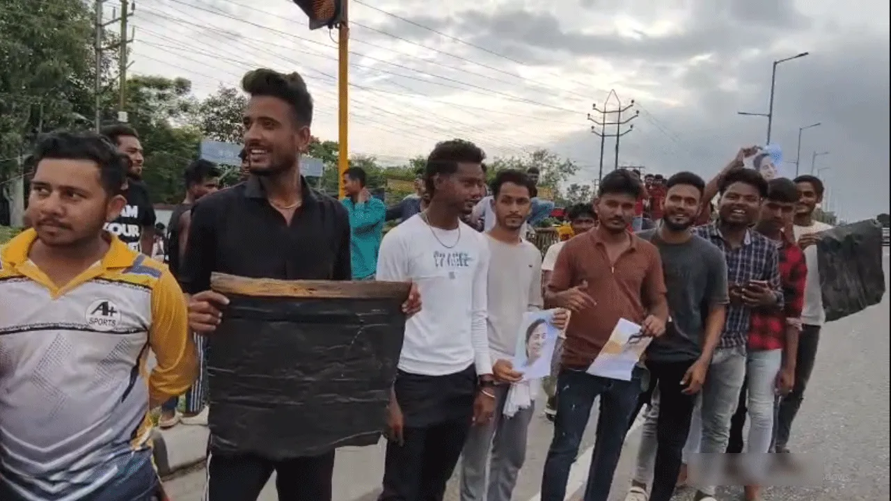 দুর্গাপুরে বিরোধী দলনেতাকে কালো পতাকা, গো ব্য়াক স্লোগান