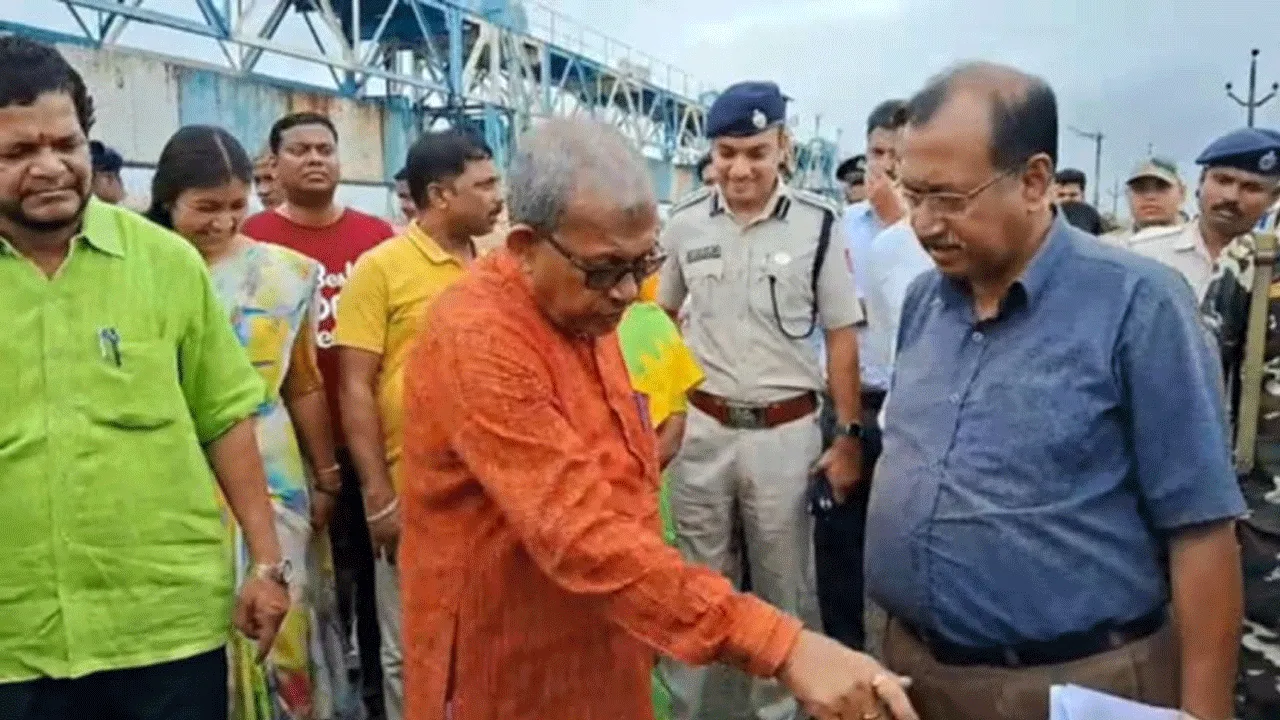 ব্যারেজের উপর রাস্তা পরিস্থিতি খতিয়ে দেখতে দুর্গাপুরে এলেন রাজ্যের সেচ মন্ত্রী