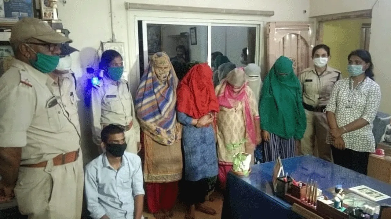 বর্ধমানের হোটেলগুলিতে চলছে নাবালিকা, কলেজ পড়ুয়াদের যৌণ শোষণ: ধৃত ৪