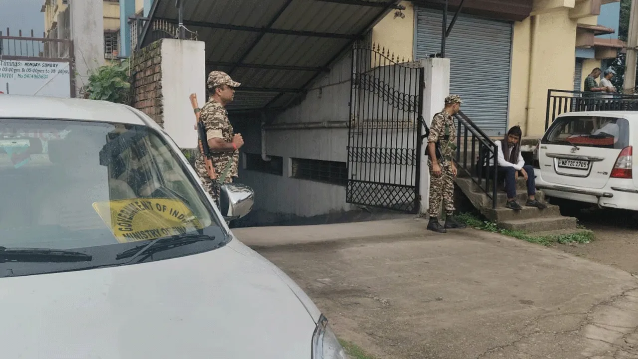 প্রাক্তন ইসিএল কর্মীর বাড়িতে আয়কর দপ্তরের হানা