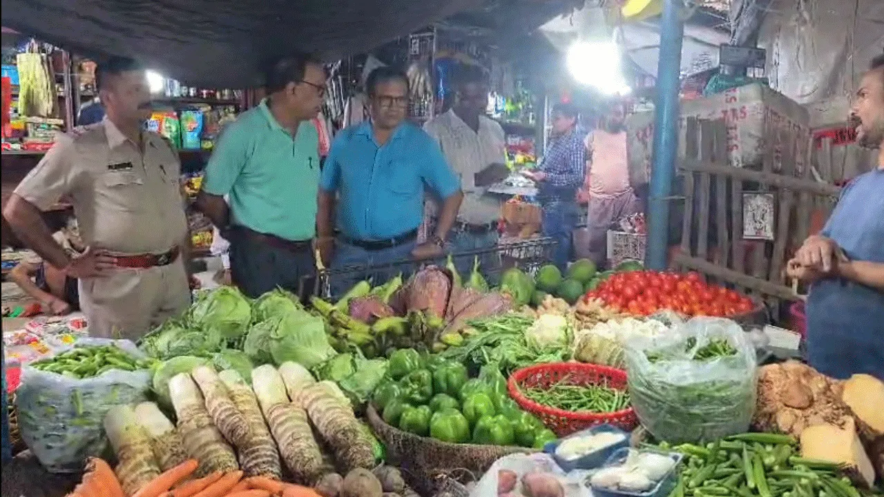 সবজির দাম নিয়ন্ত্রণে বাজারে হানা