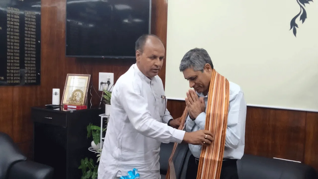 নবনিযুক্ত ইন-চার্জকে শ্রমিকদের স্বার্থে কাজ করার জন্য আবেদন
