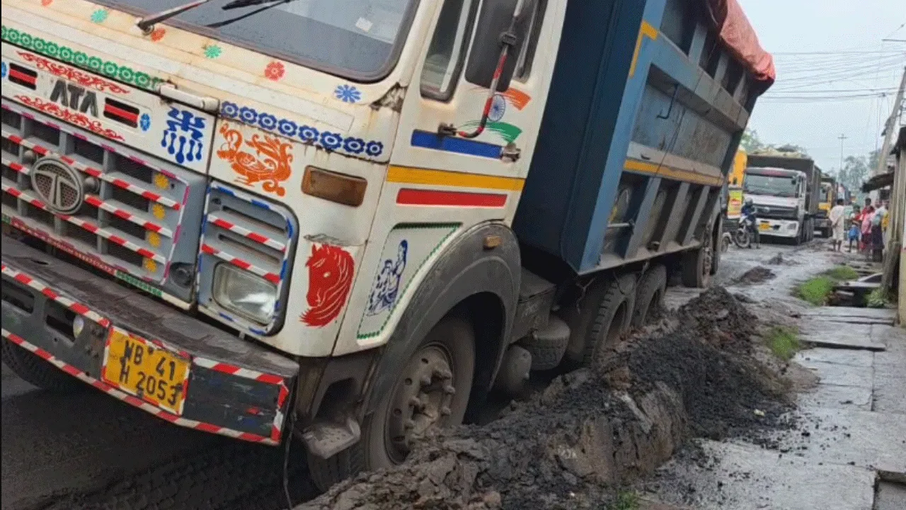 বর্ষায় আসানসোল পুরুলিয়া রাস্তার বেহাল দশা, নিত্য ভোগান্তি