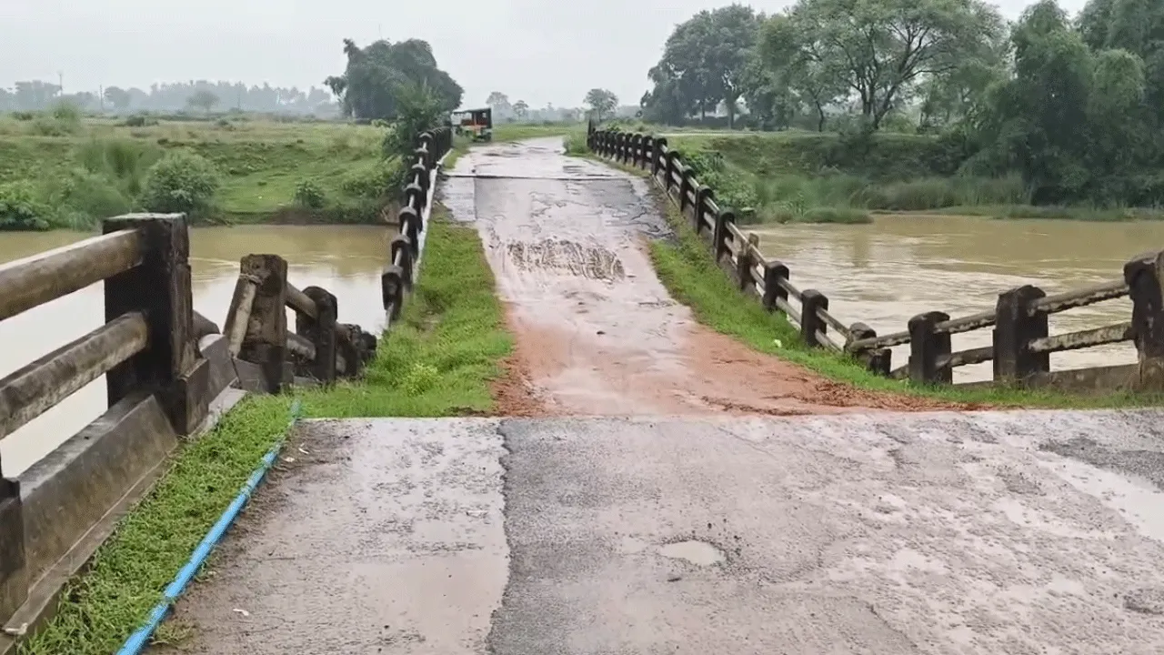 ভাঙা ব্রিজ দিয়ে ঝুঁকির যাতায়াত, আতঙ্ক