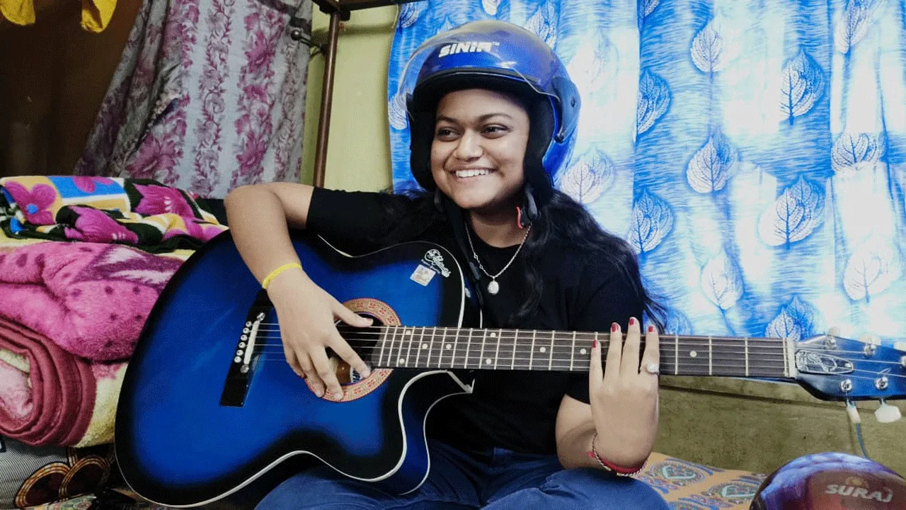 গান গেয়ে পথ সুরক্ষার সচেতনতা