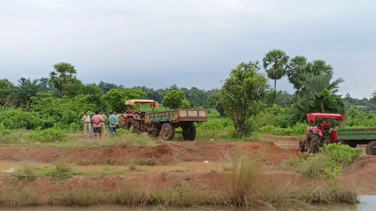 রমরমিয়ে চলছিল অবৈধ মোরাম পাচার কারবার, অভিযান চালাল ভূমি দপ্তর