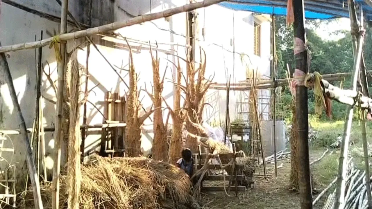 ‘জুরাসিক পার্ক’ থিম আর  ৫১ ফুটের মা দুর্গা, জেলাবাসীর নজর কাড়বে!