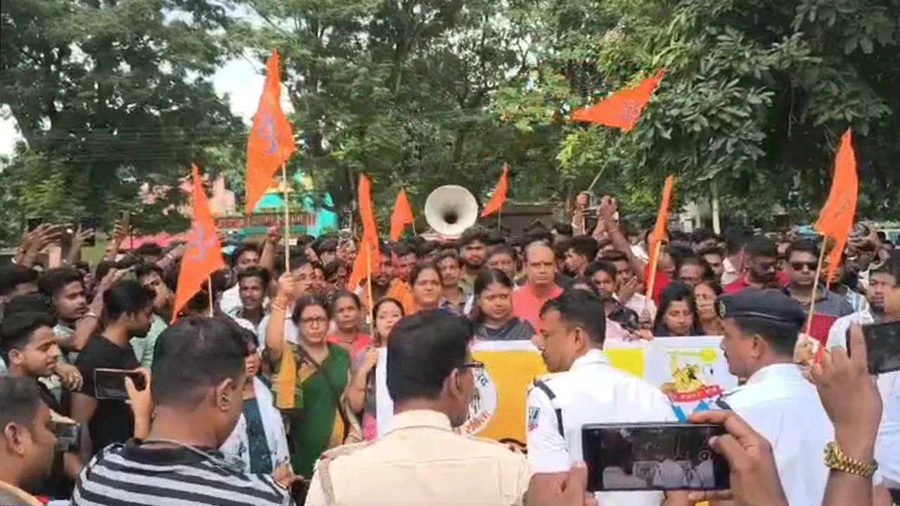 মিনিবাসে “জয় শ্রী রাম” লেখা নিয়ে তরজা চলছেই