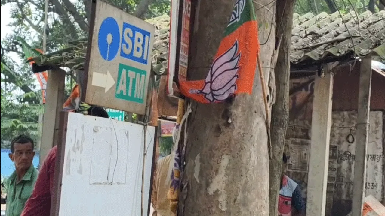 গাছের সঙ্গে বন্ধুত্বের শপথ নিয়ে রাখি পালন তৃণমূল ছাত্র পরিষদের, বিজেপিকে কটাক্ষ