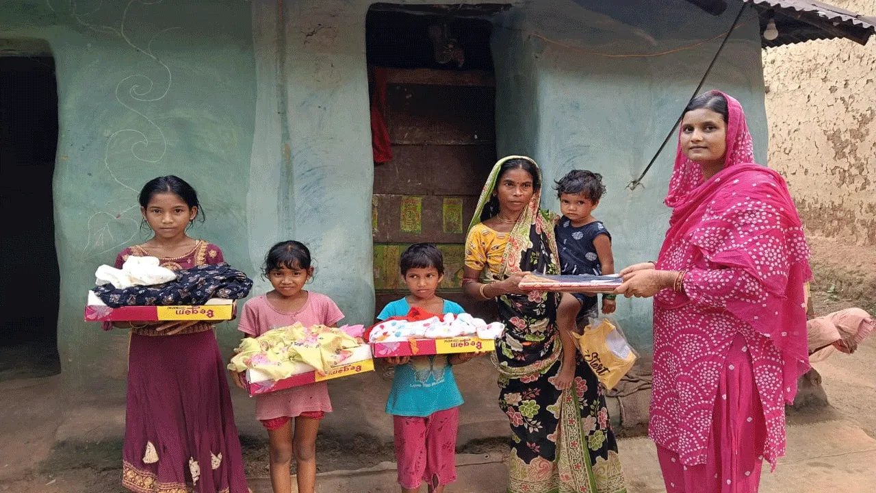 অসহায় পরিবারের হাতে পুজোর উপহার তুলে দিলেন বাঁকুড়ার গৃহবধূ