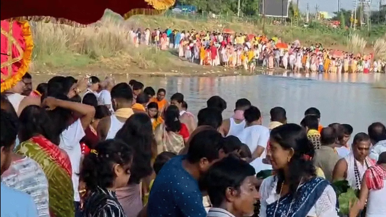 গন্ধেশ্বরীর সতীঘাটে নবপত্রিকা স্নান, সপ্তমীর ভোরে উৎসবমুখর বাঁকুড়া।