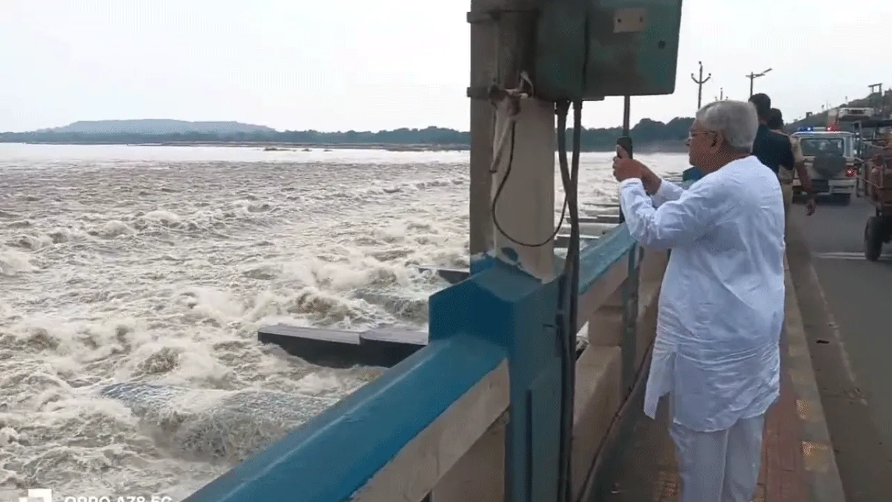 জল ছাড়ছে ডিভিসি, দুর্গাপুর ব্যারাজ পরিদর্শন সেচ মন্ত্রীর