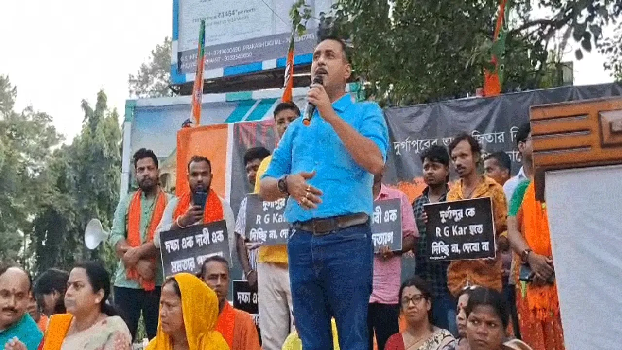 অপরাধ ও নারী নিরাপত্তা নিয়ে প্রশ্ন তুলে দুর্গাপুরে বিজেপির ধর্ণা মঞ্চ থেকে বিজেপি রাজ্য নেতা নত্রীরা