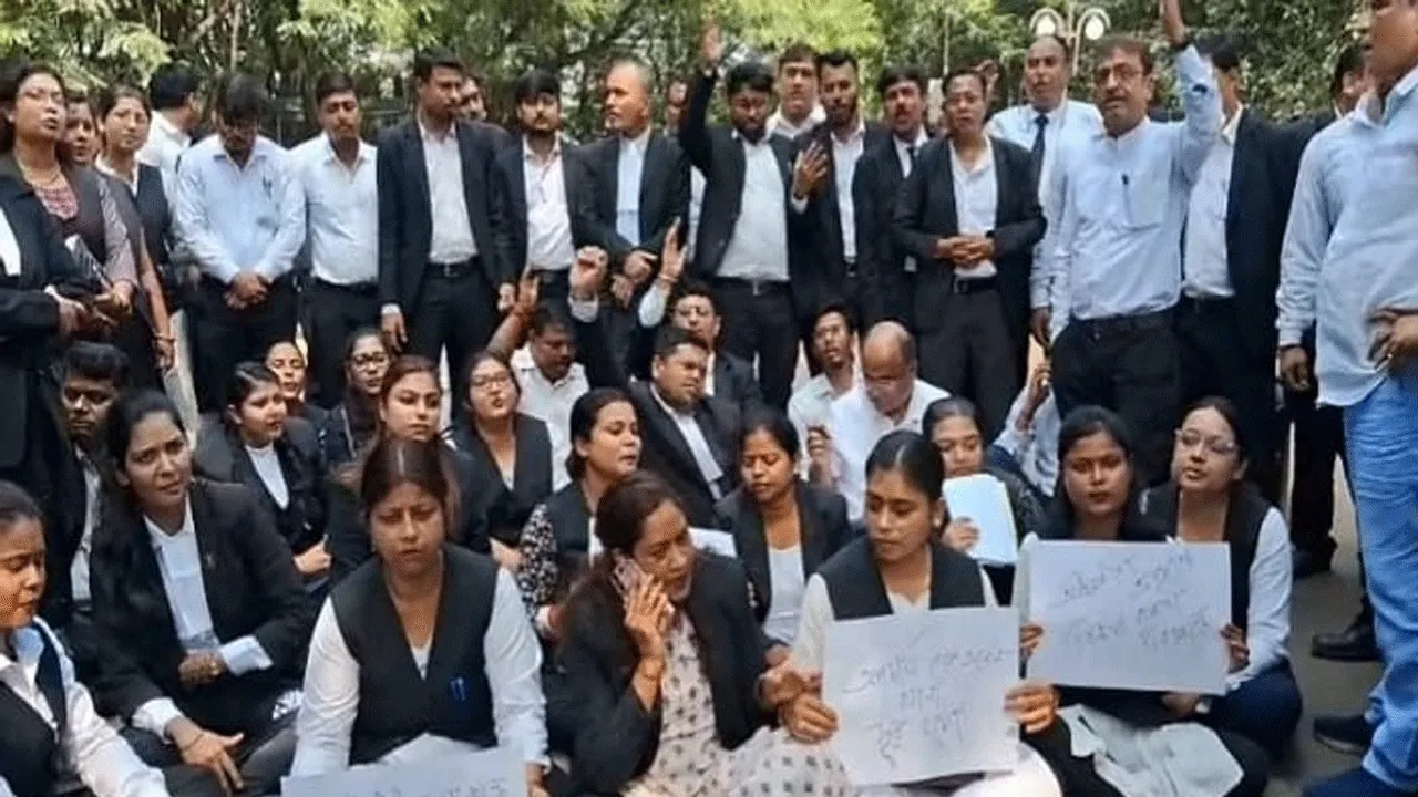 আইনজীবীর উপর দুষ্কৃতী হামলা, কাজ বন্ধ রেখে বিক্ষোভ আইনজীবীদের