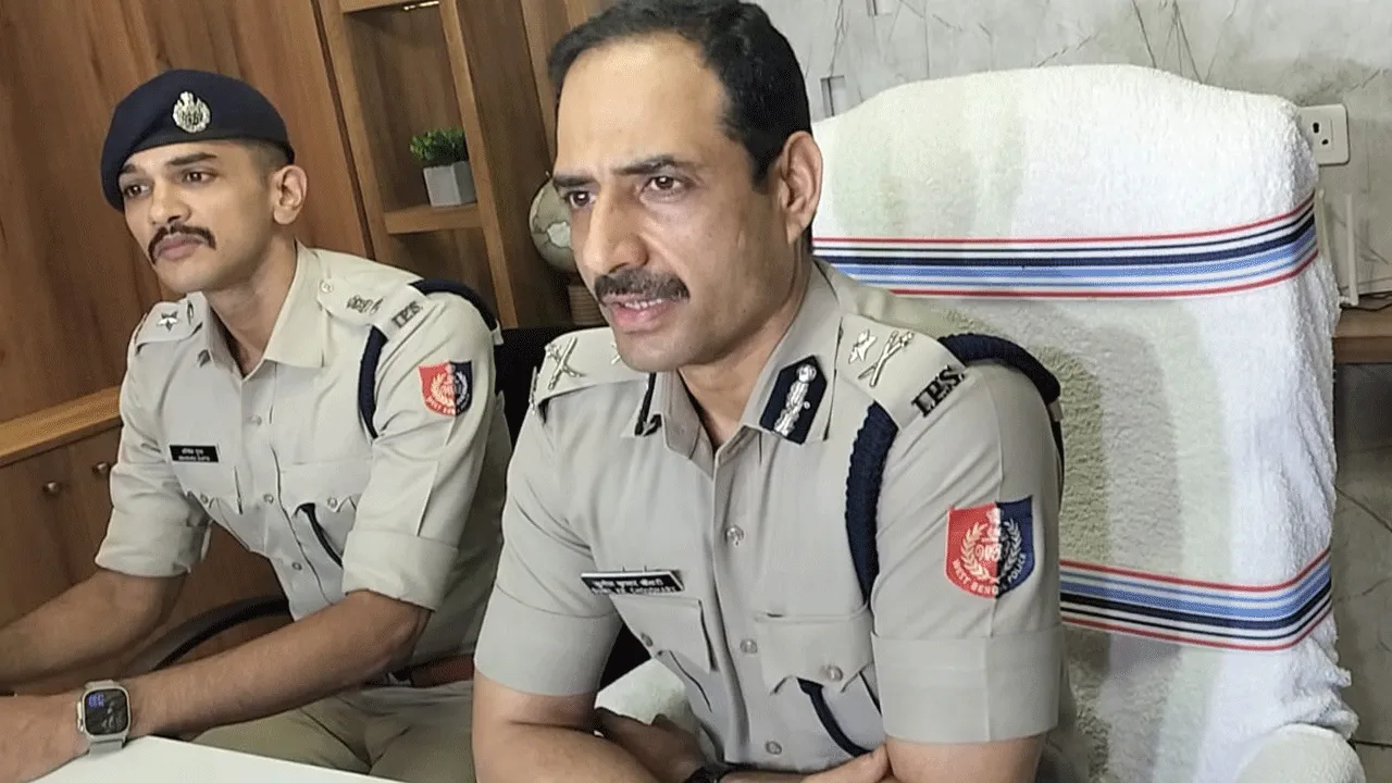 পুলিশ কমিশনারের নিরাপত্তার আশ্বাস, আশ্বস্ত হতে পারছেন না নির্যাতিতা মেডিক্যাল ছাত্রীর বাবা