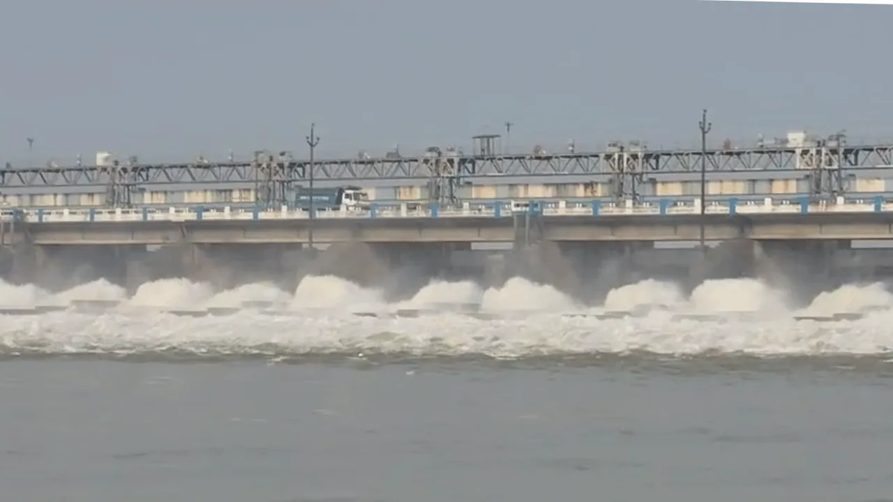 লাগাতার ভারী বৃষ্টিতে জল ছাড়ার পরিমাণ বাড়াল ডিভিসি, একাধিক জেলায় বন্যা পরিস্থিতি
