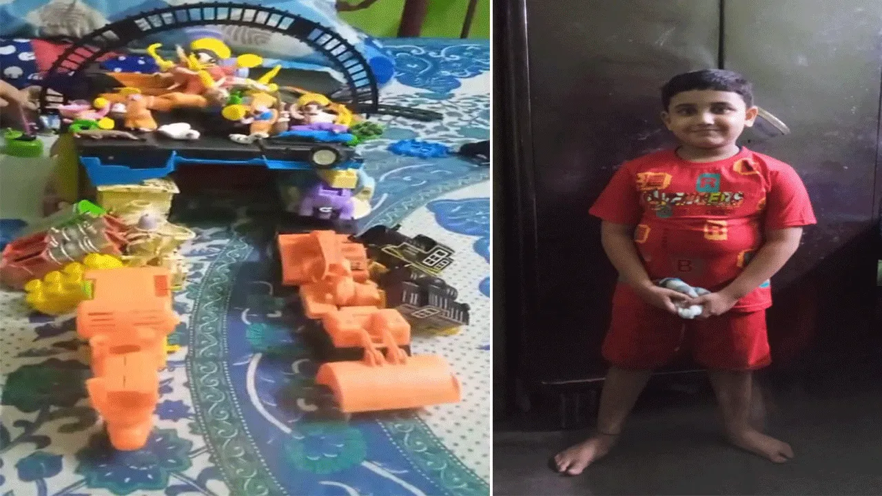 খেলার ছলে ভাঙা খেলনা দিয়ে বিভিন্ন সামগ্রী তৈরি করছে হুগলীর শিশু