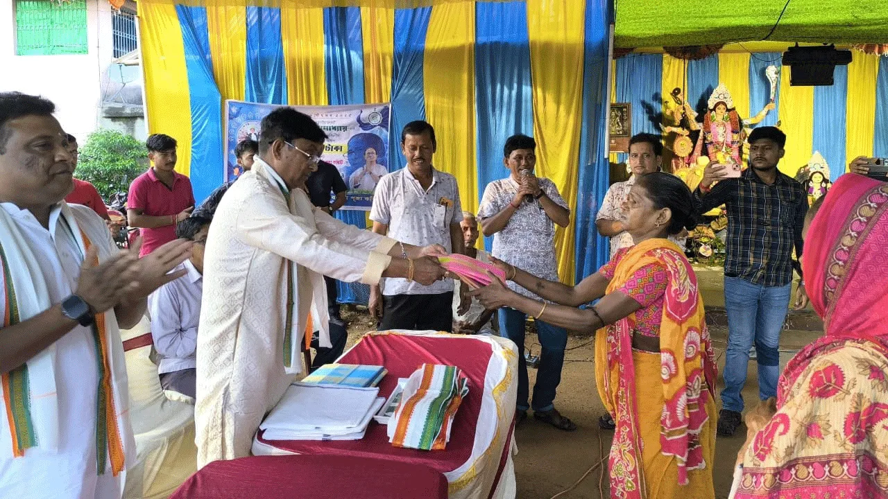 এলাকাবাসীর হাতে পুজোর উপহার তুলে দিলেন আউসগ্রামের বিধায়ক