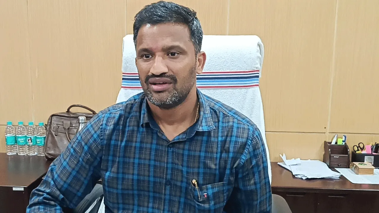 এসআইআর-এ প্রথম দিনে ৪০ হাজারেরও বেশি ফর্ম বিলি পশ্চিম বর্ধমান জেলায়