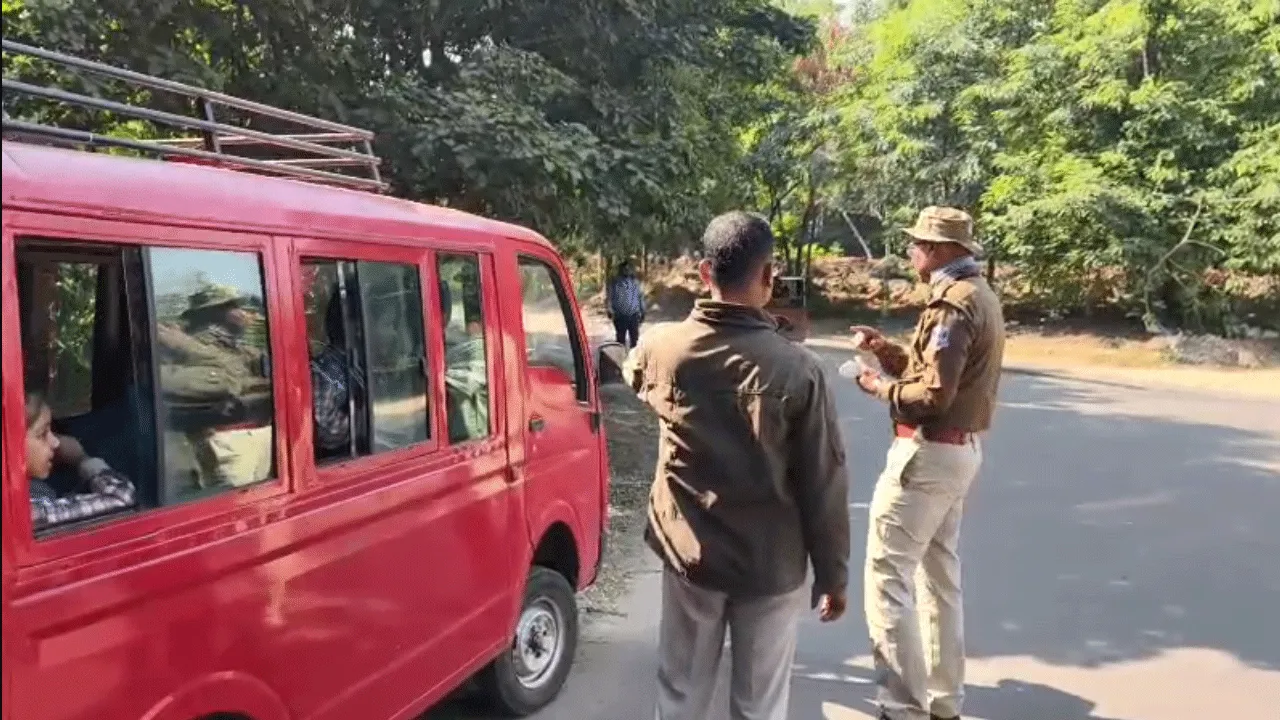 দুর্গাপুরে স্কুল ফেরৎ পুলকার আটক, উদ্বেগ