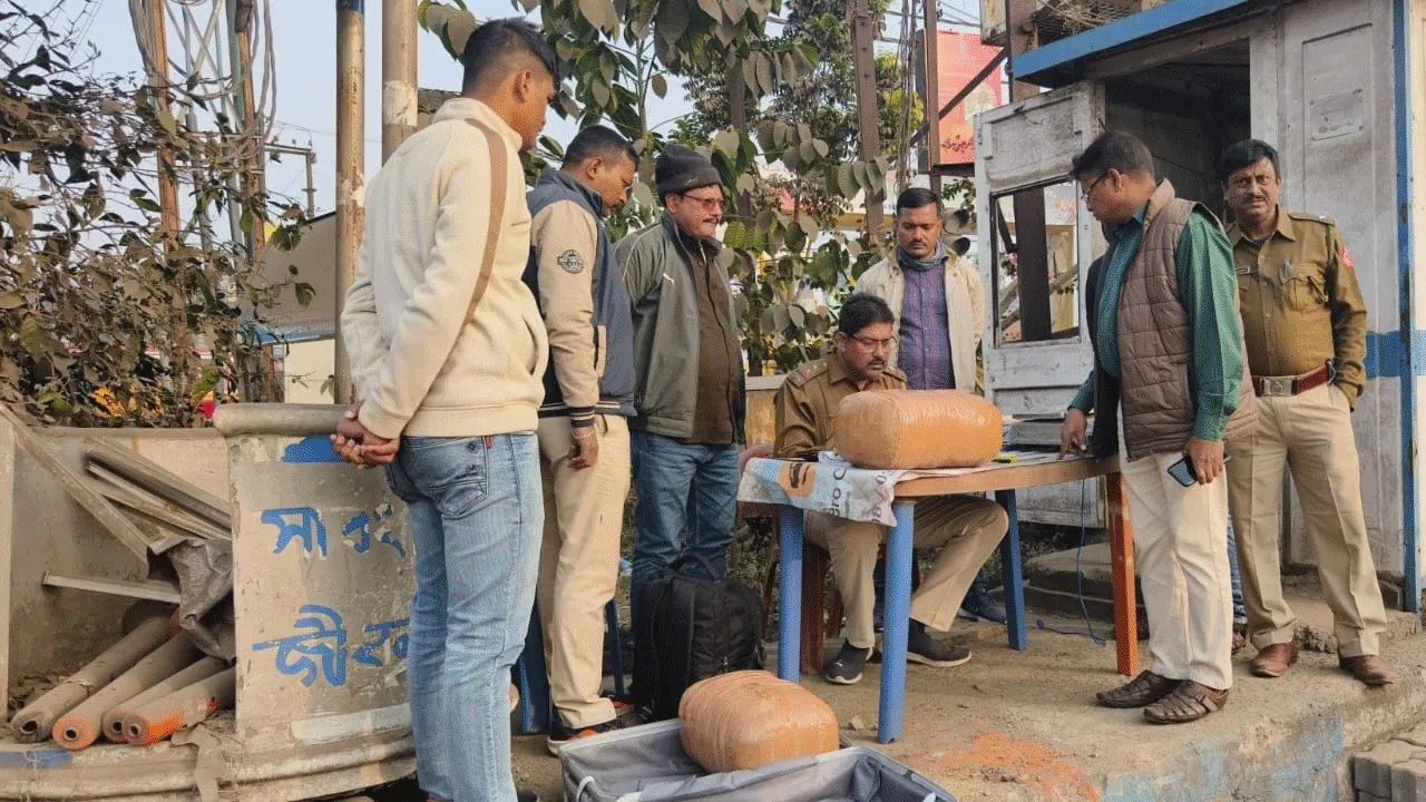 আসানসোলে যাত্রীবাহী বাসে উদ্ধার বিপুল পরিমাণ গাঁজা, ধৃত ১
