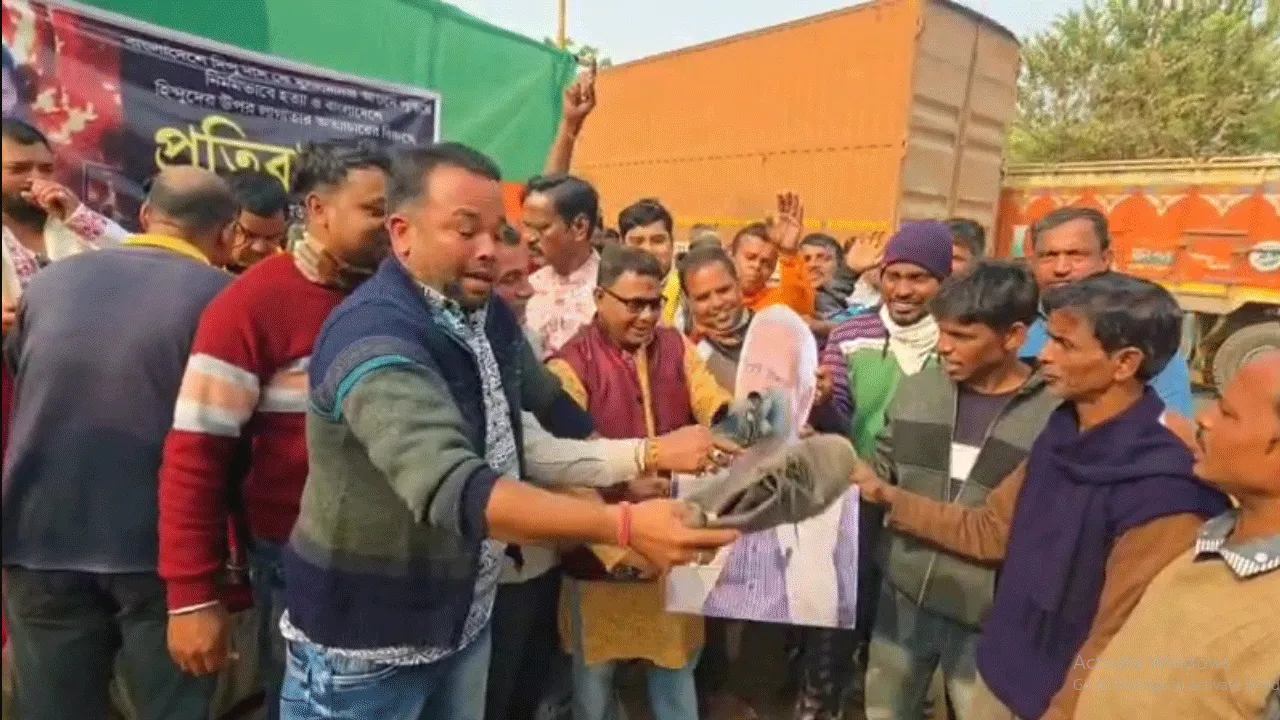 বাংলাদেশে হিন্দুদের উপর লাগাতার অত্যাচারের প্রতিবাদ, ইউনুসের ছবিতে জুতো