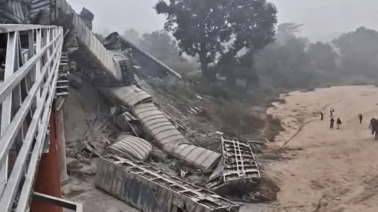 আবার ট্রেন দুর্ঘটনা, লাইনচ্যুত মালগাড়ি