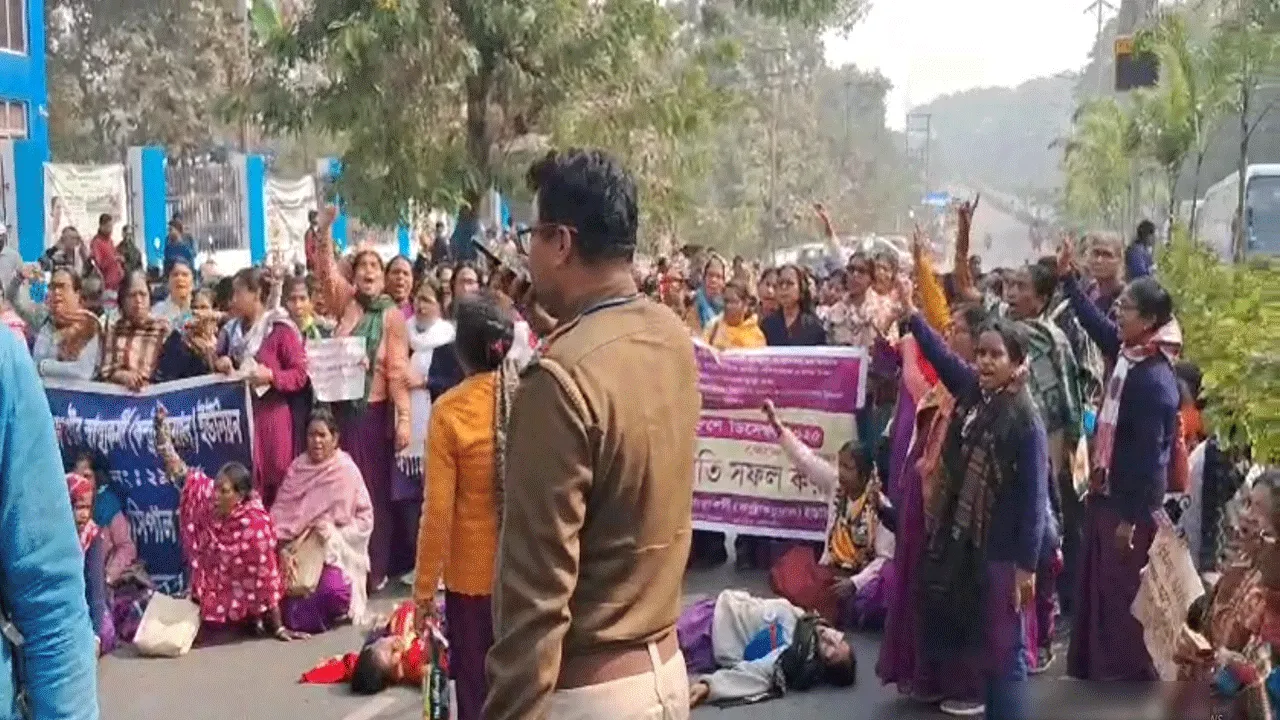 ন’দিন ধরে কর্মবিরতি, রাস্তায় শুয়ে পড়ে বিক্ষোভ দুর্গাপুরের আশাকর্মীদের