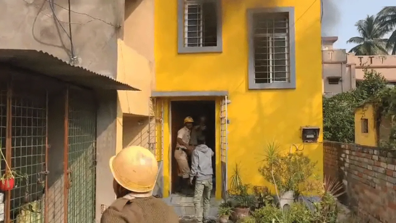 গ্যাস সিলিন্ডার থেকে আগুন ছাড়াল বাড়িতে,অগ্নিদগ্ধ গৃহকর্তা