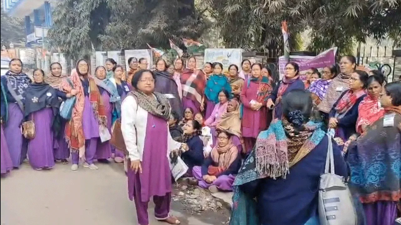 বেতন বৃদ্ধির দাবিতে কর্মবিরতি পৌর স্বাস্থ্যকর্মীদের
