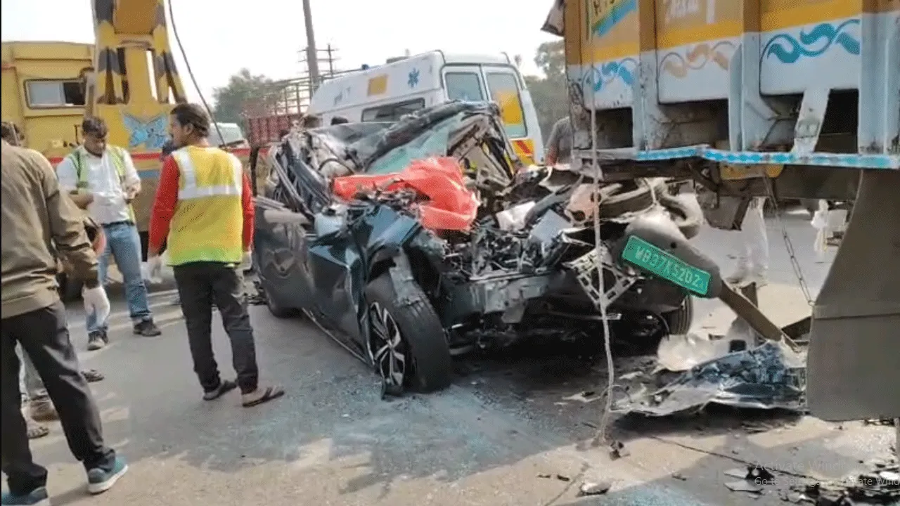 দুর্গাপুরে ১৯ নম্বর জাতীয় সড়কে ভয়াবহ দুর্ঘটনা, মৃত ২