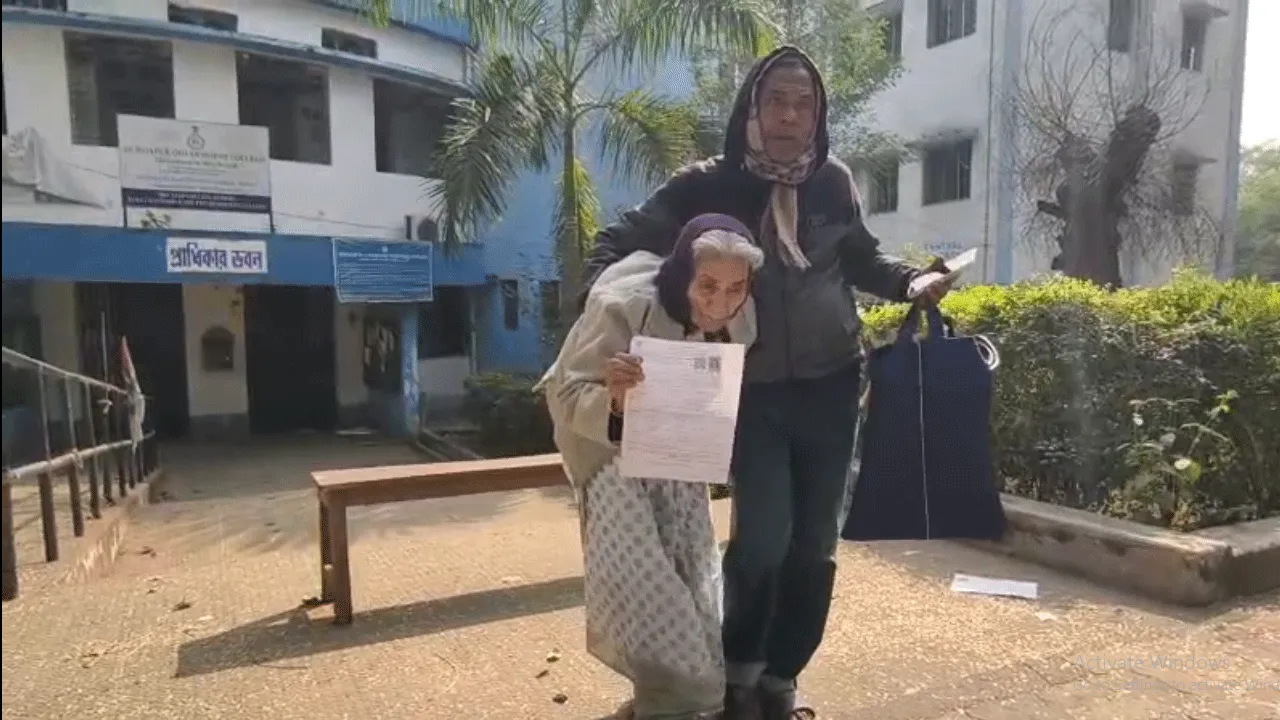 এসআইআর শুনানিতে অক্ষম প্রৌঢ়দেরও  হাজিরার নির্দেশ, বিতর্ক