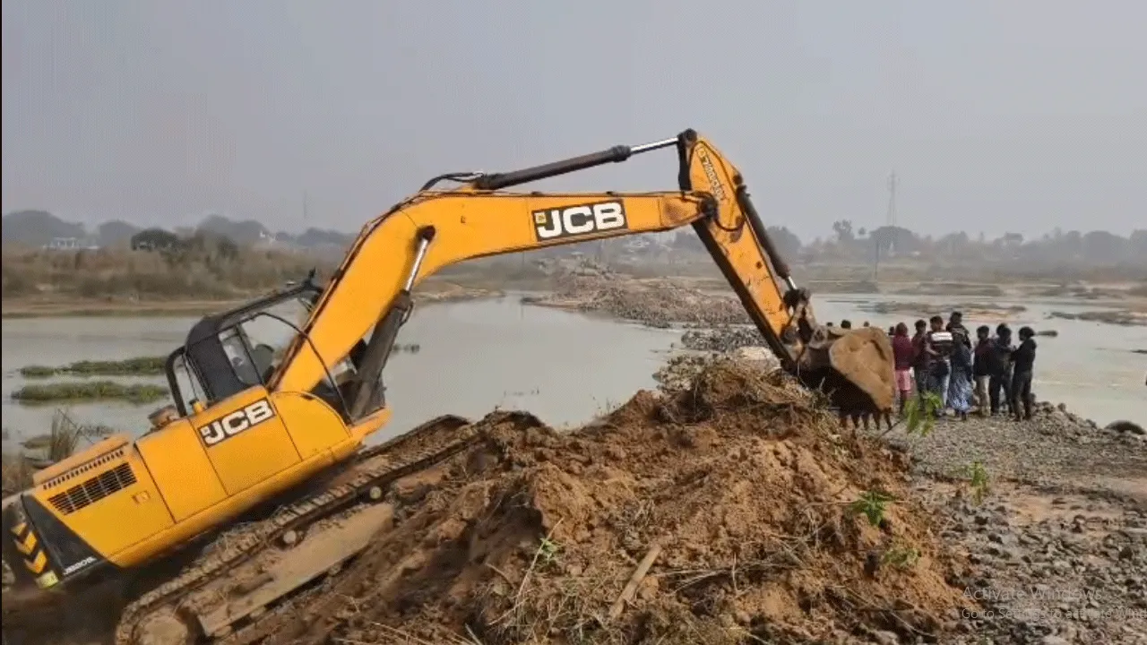 শুরু অজয়ের অস্থায়ী সেতু তৈরির কাজ