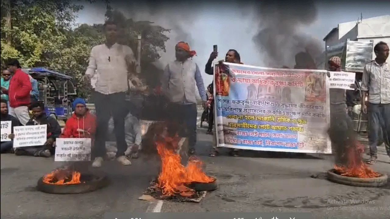 অজয়ের অস্থায়ী সেতুর দাবীতে অবরোধ