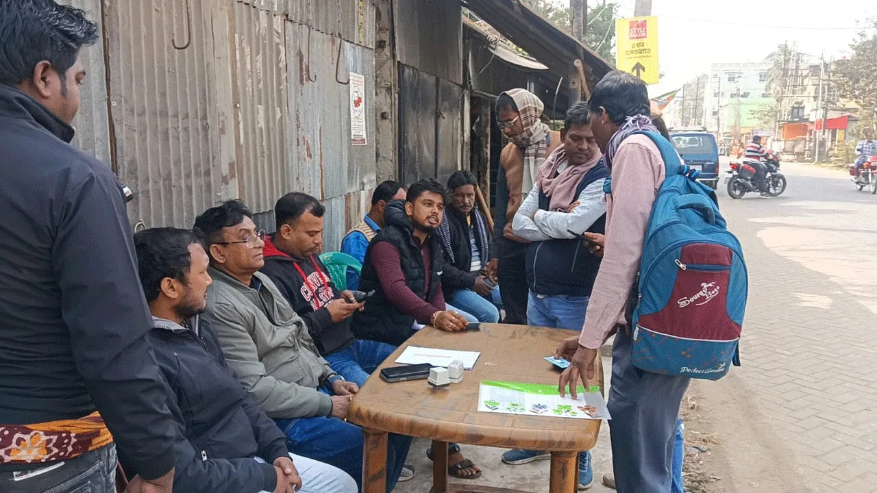 রাস্তার ধারে বসেই পরিষেবা দিলেন বিধায়ক