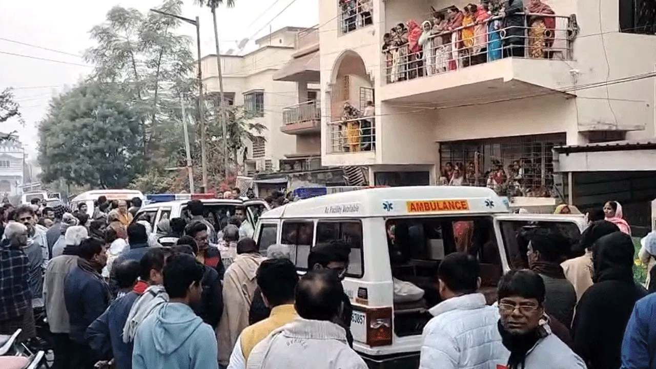 মলীন চাঁদের আলো চিরে পাড়ায় আঁধার নিয়ে এল স্বর্গরথ