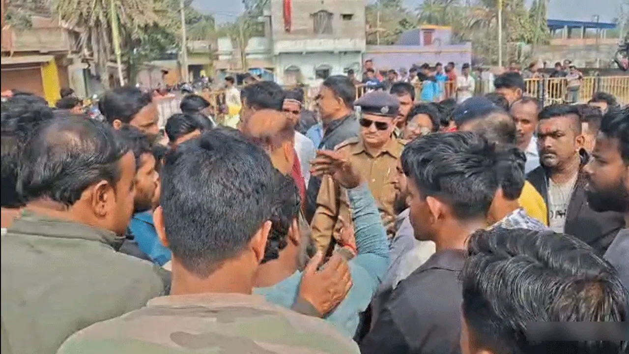 জাতীয় সড়কে দুর্ঘটনায় মৃত্যু, পথ অবরোধ করে ক্ষতিপূরণের দাবি