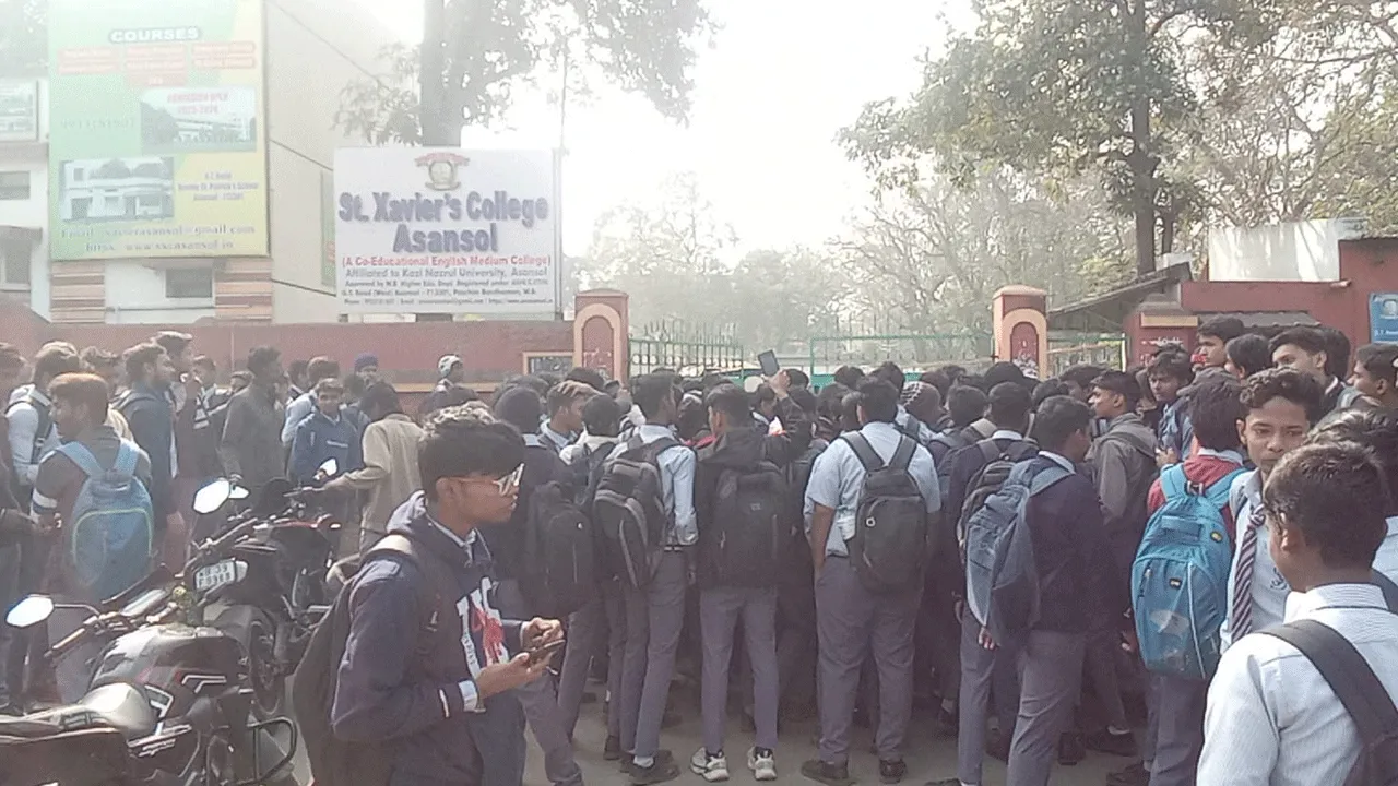 পরীক্ষার নামে টাকা চাওয়ার অভিযোগ, জাতীয় সড়ক অবরোধ পডুয়াদের