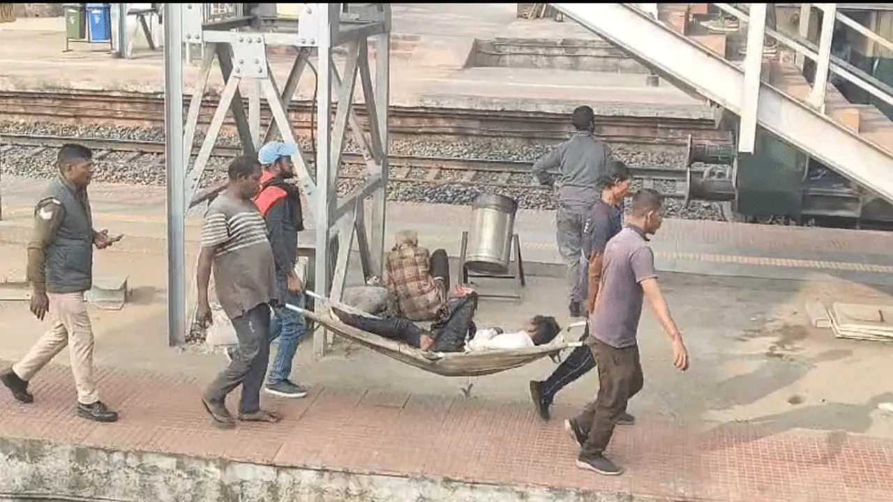 চলন্ত ট্রেন থেকে নামতে গিয়ে দুর্ঘটনা