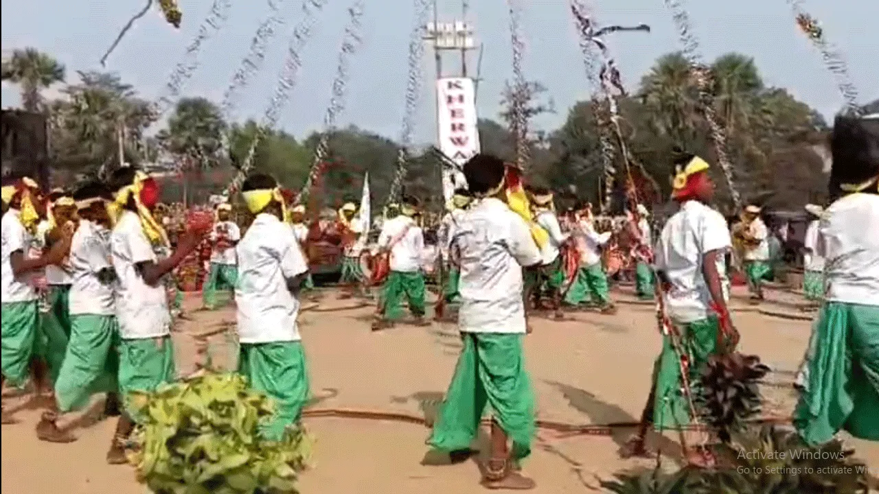 আদিবাসীদের ঐতিহ্যবাহী মিলন উৎসবের মধ্যে দিয়ে বর্ষবরণ