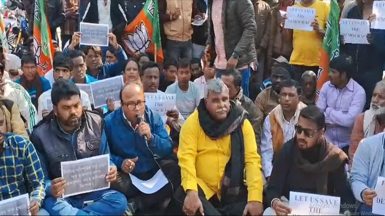 এসআইআর ফর্ম- ৭ জমা না নেওয়ার অভিযোগ, দুর্গাপুরে তুমুল বিক্ষোভ বিজেপির
